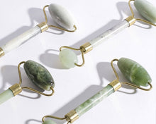 Cargar imagen en el visor de la galería, Rodillo Facial de Jade - Blanco